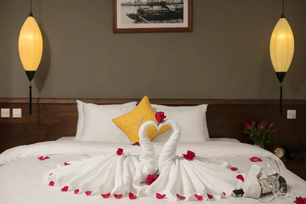 Honeymoon Suite City View Room — Hanoi Exclusive Hotel
